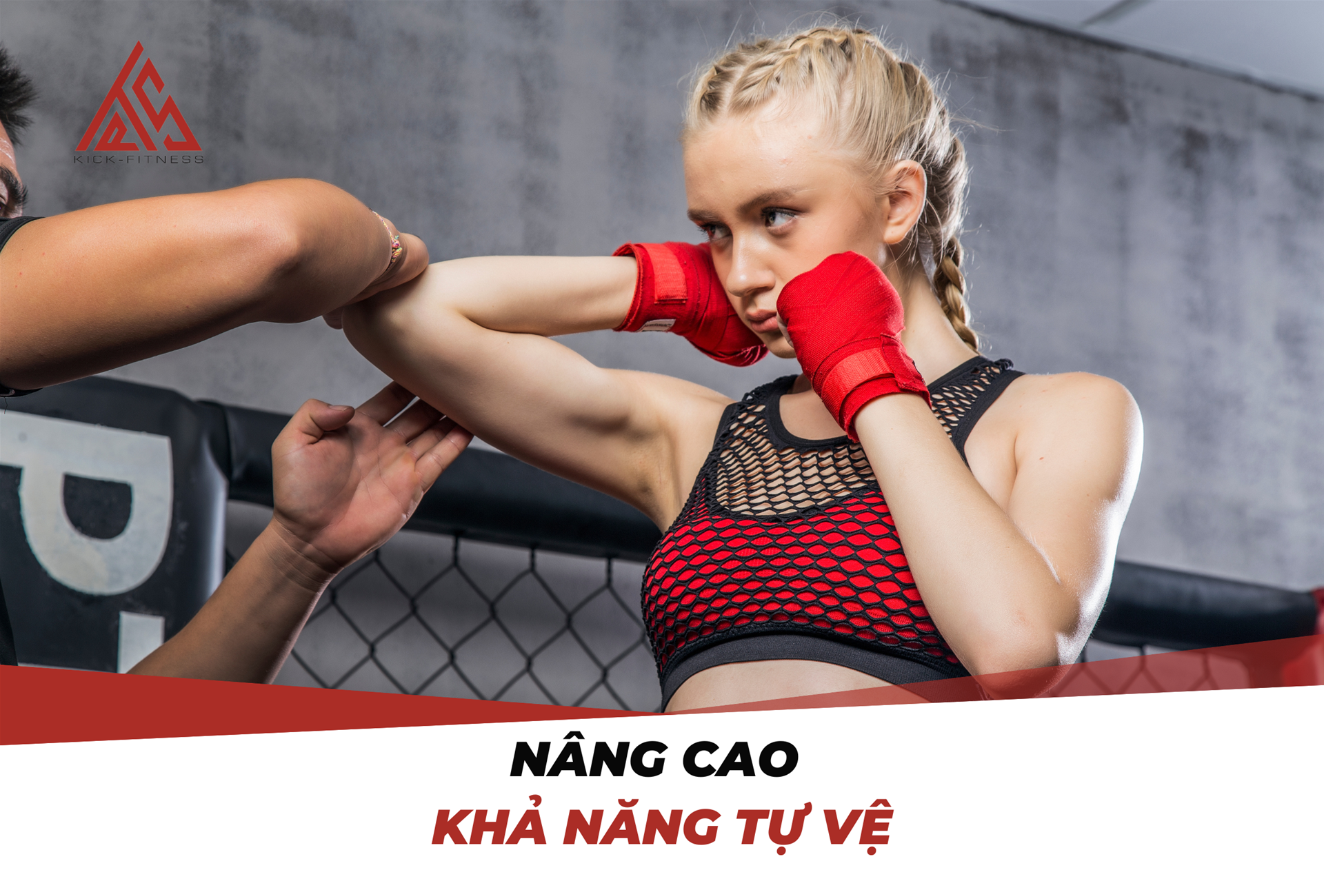 học viên nước ngoài tập muay thái - shadowbox bằng khuỷu tay trái tại PTS KickFitness